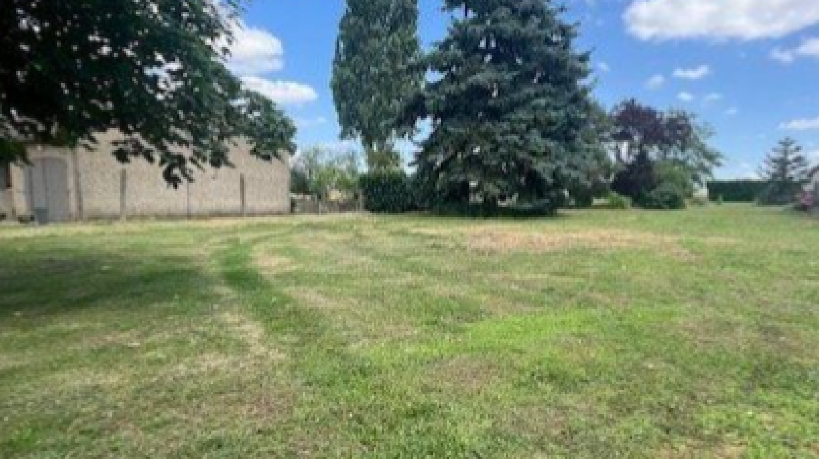 Terrain constructible de 1350m2 à Bonneuil-Matours