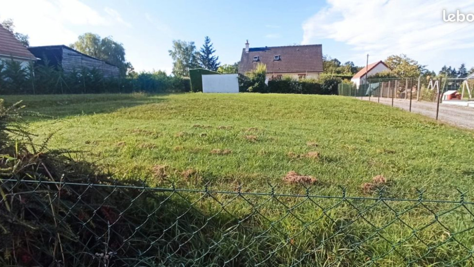 Terrain constructible de 440m2 à Villebarou