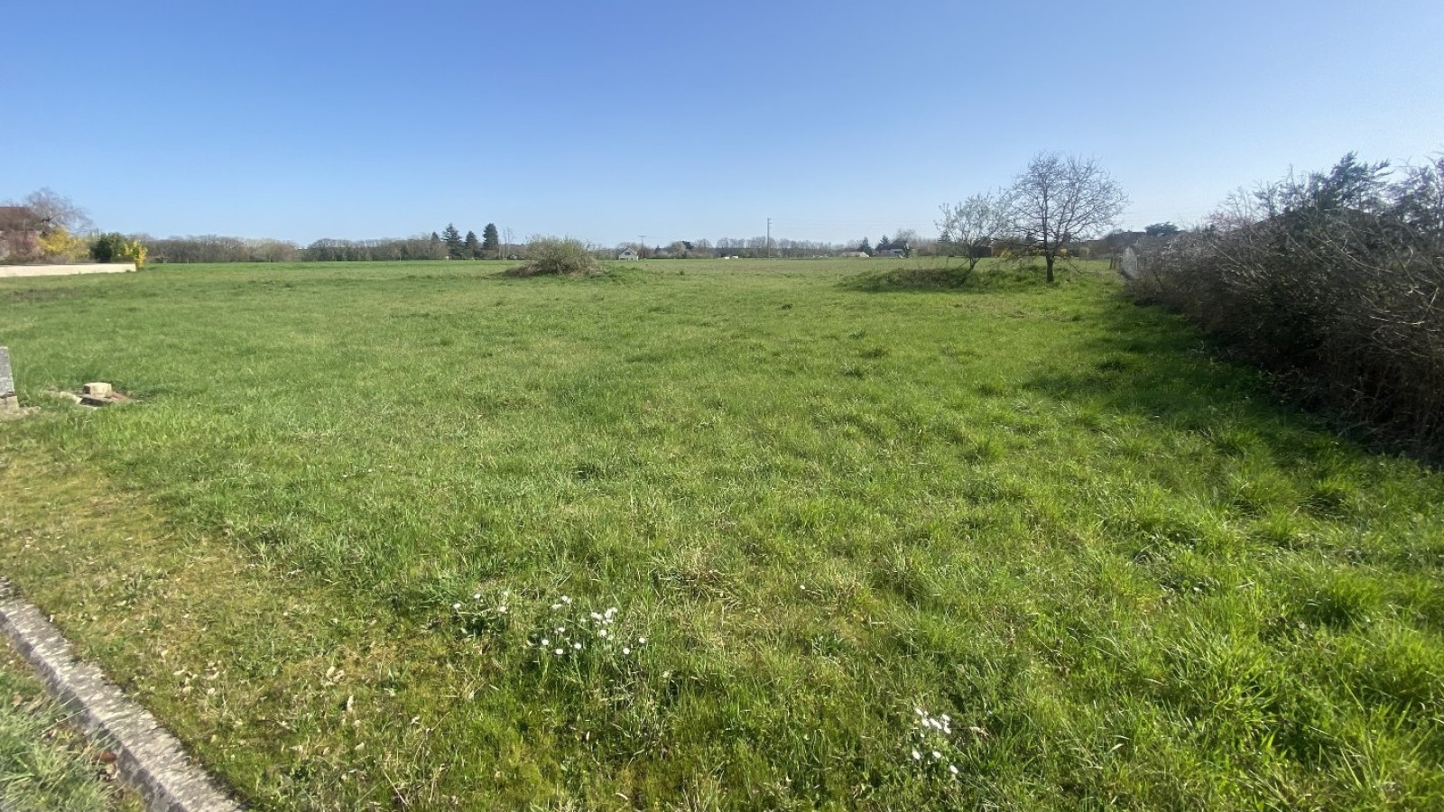 Terrain constructible de 1220m2 à Vicq-sur-Gartempe