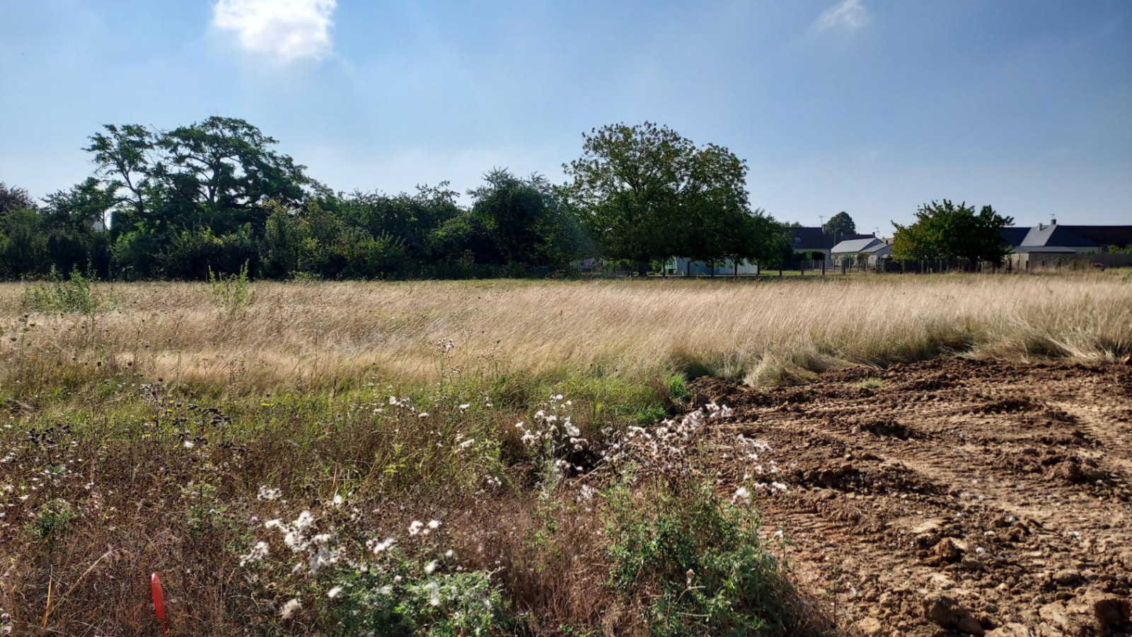 Terrain constructible de 714m2 à Saint-Amand-Longpré