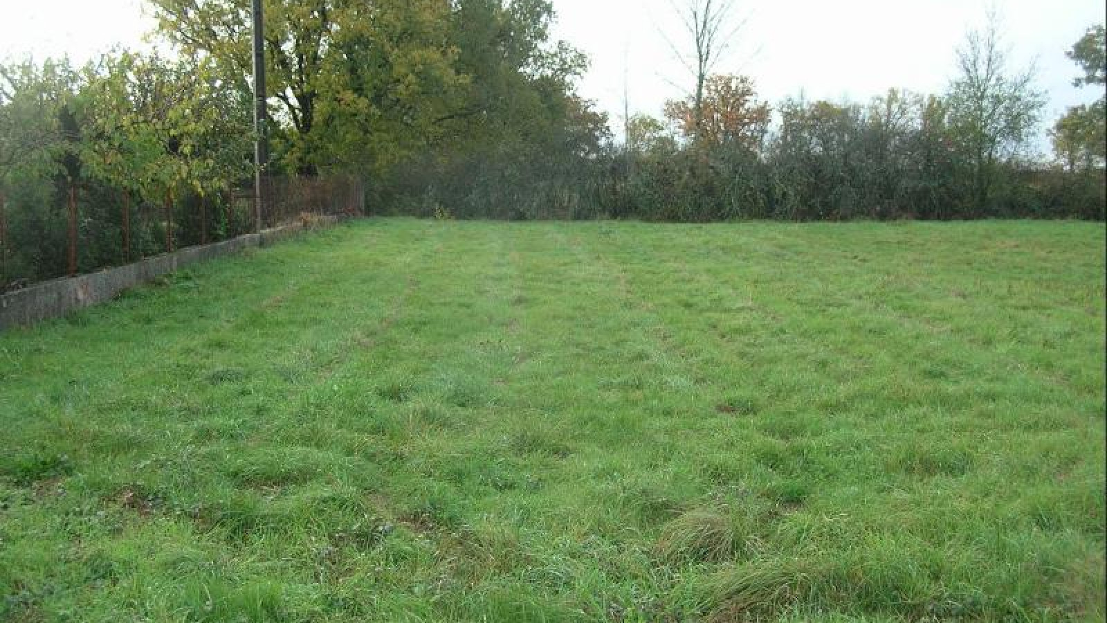 Terrain constructible de 1400m2 à Rivière