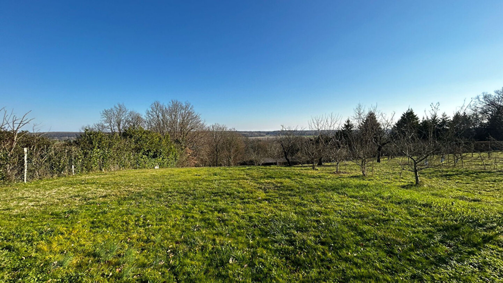 Terrain constructible de 1300m2 à Blois