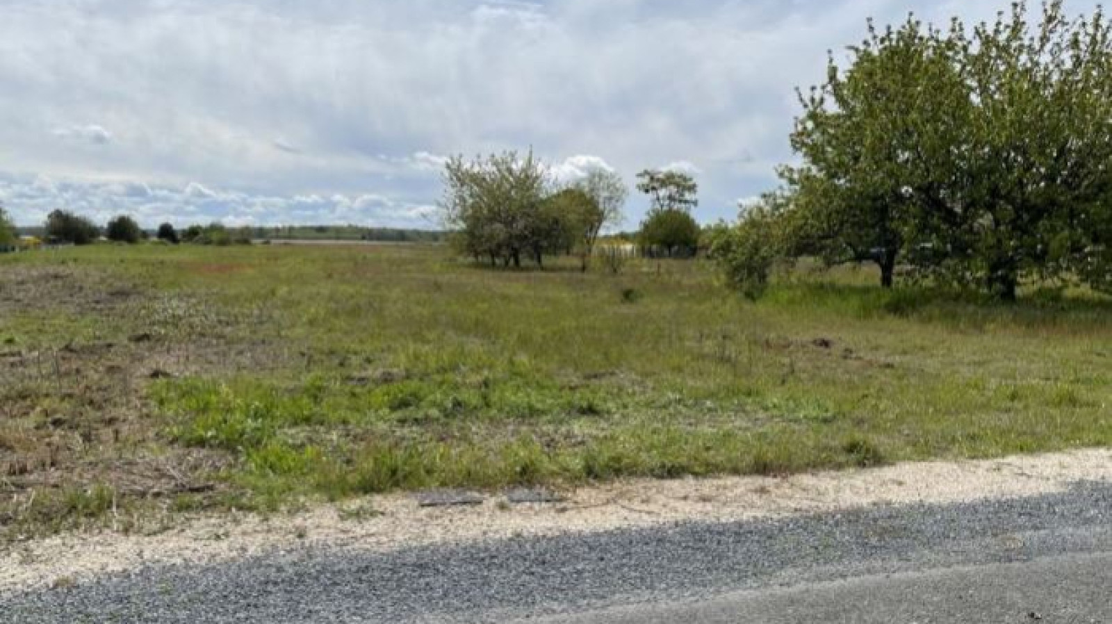 Terrain constructible de 690m2 à Saint-Sulpice-de-Pommeray