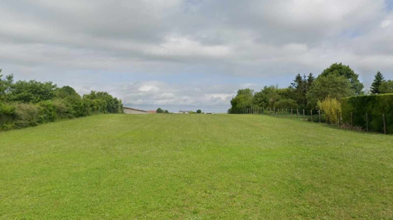 Terrain constructible de 556m2 à Saint-Denis-de-l'Hôtel