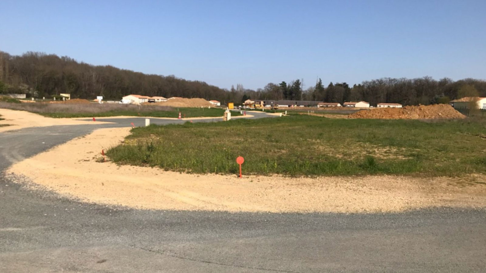 Terrain constructible de 450m2 à Saint-Julien-l'Ars