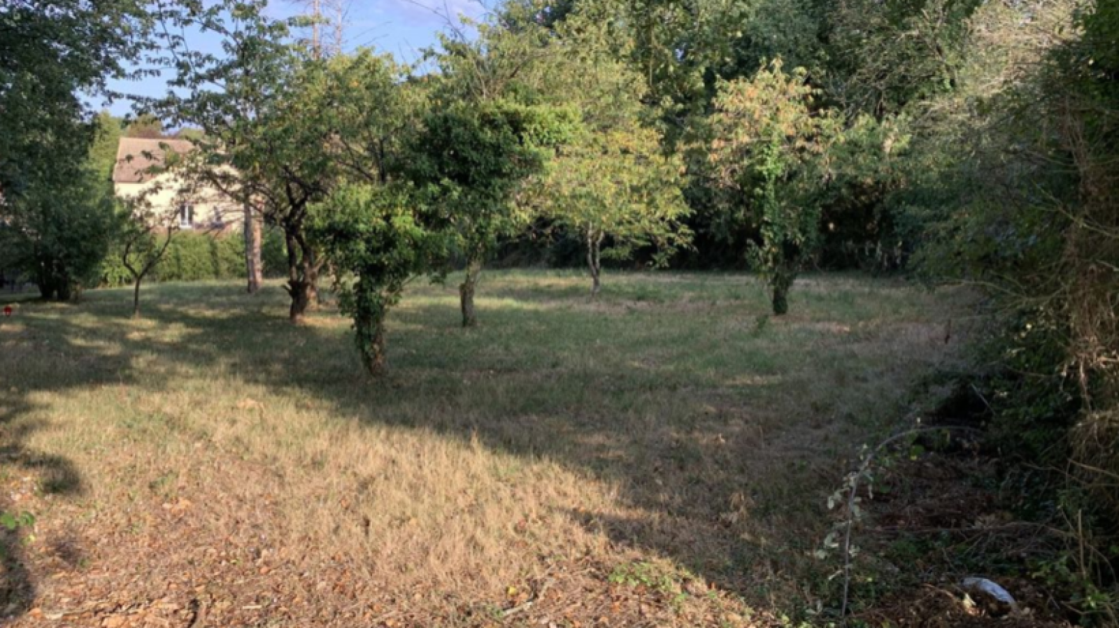 Terrain constructible de 1233m2 à Iteuil