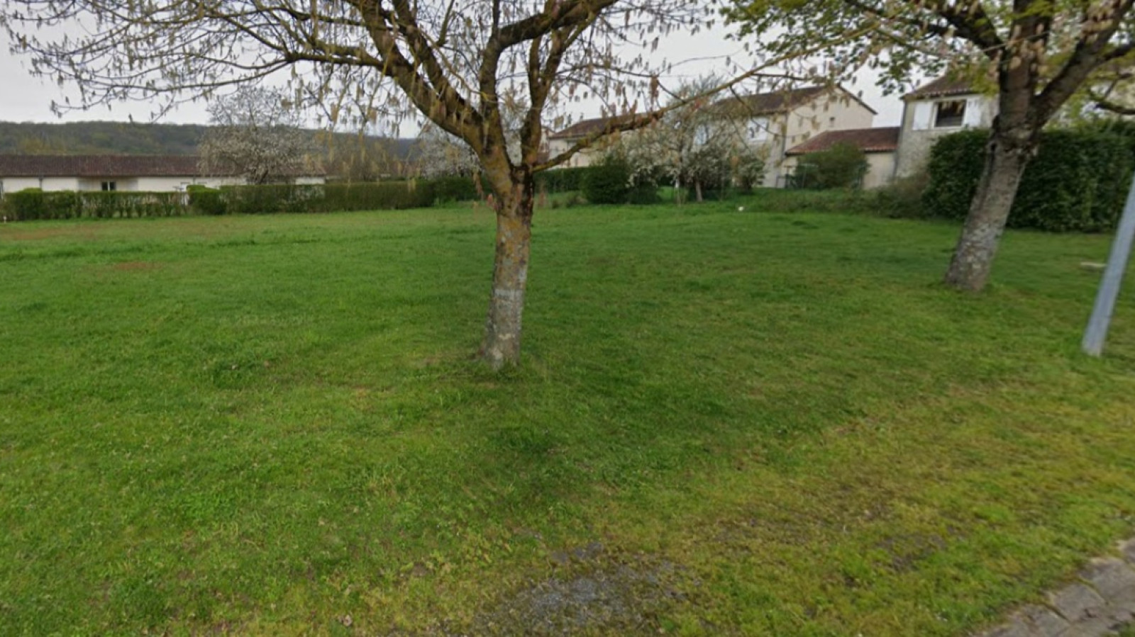 Terrain constructible de 1100m2 à Lencloître