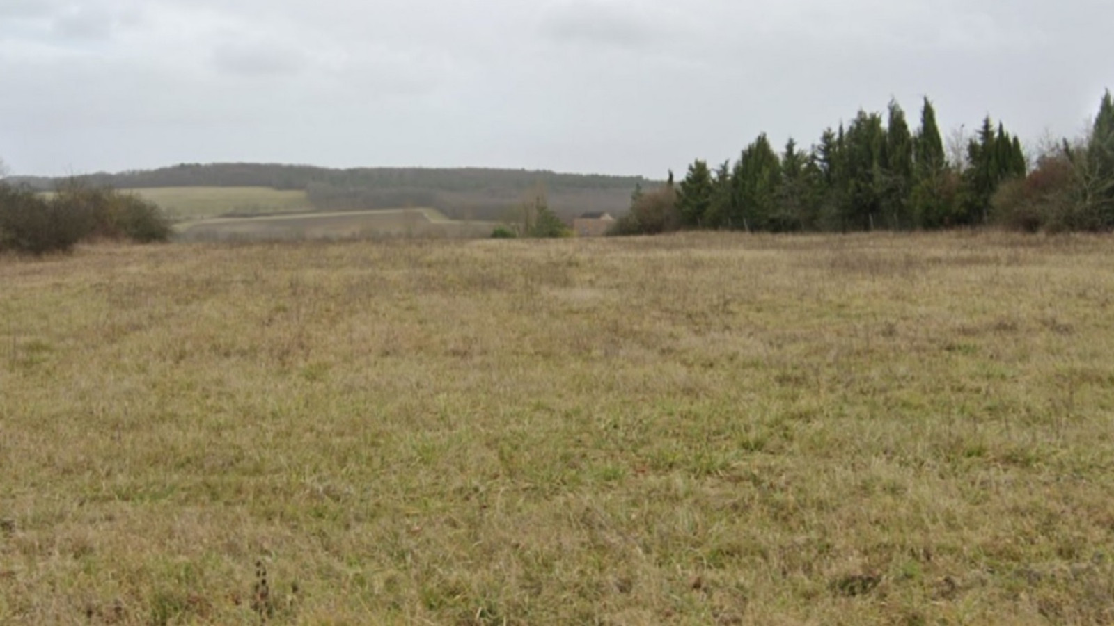 Terrain constructible de 1280m2 à Bonnes